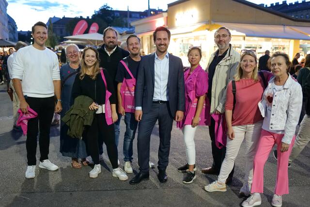 Vizebürgermeister Christoph Wiederkehr (Mitte) ließ sich die Lange Nacht der Märkte nicht entgehen. | Foto: Max Spitzauer/RMW