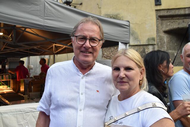 Bgm. Christian Margreiter mit Gattin Carolin genossen die gute Stimmung am Oberen Stadtplatz. | Foto: Kendlbacher