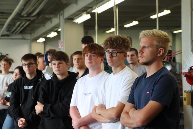 Einige der neuen Lehrlinge schnupperten bereits während der Schulzeit bei Sappi, für andere war es der erste Blick in das Ausbildungszentrum.  | Foto: Edith Ertl