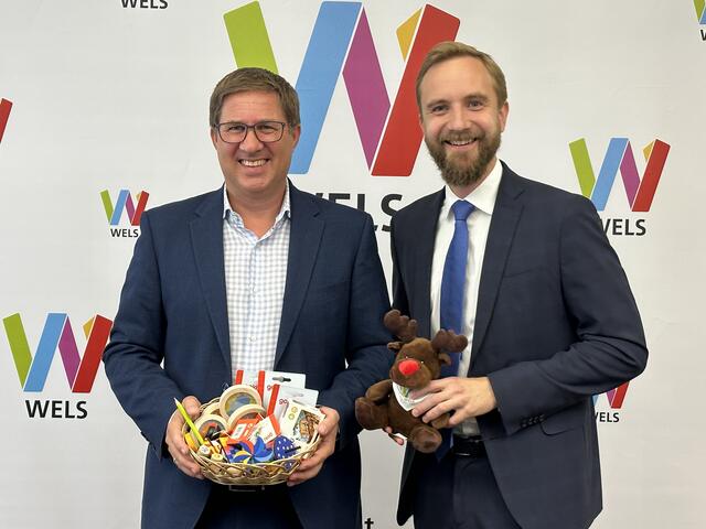(v.l.:) Bürgermeister Andreas Rabl und Stadtrat Martin Oberndorfer versprechen sich eine lückenlose und hochwertige Kinderbetreuung durch die "eigene" Ausbildung von Assistenzkräften an der VHS. | Foto: BRS