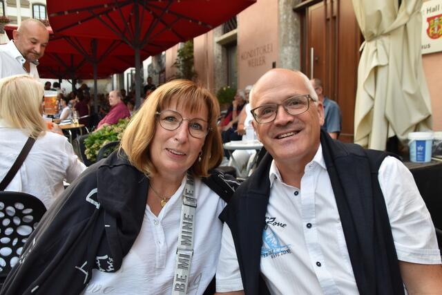 Ingrid und Helmut Plach (Sänger u. Musikantentreffen Mils) ließen es sich beim Stadtfest gut gehen. | Foto: Kendlbacher