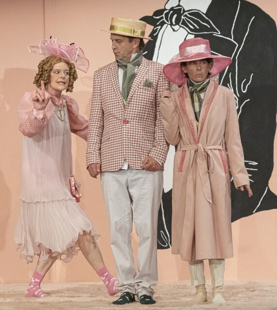 Eva Weissenböck (Fräulein von Blumenblatt), Leopold Dallinger (Weinberl) und Enisa Meindl (als Christopherl, der sich als Frau tarnt) | Foto: Gerhard Maly