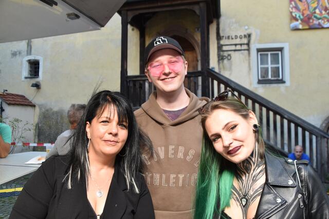 In Feierlaune: Verena, Raphael und Vanessa  | Foto: Kendlbacher