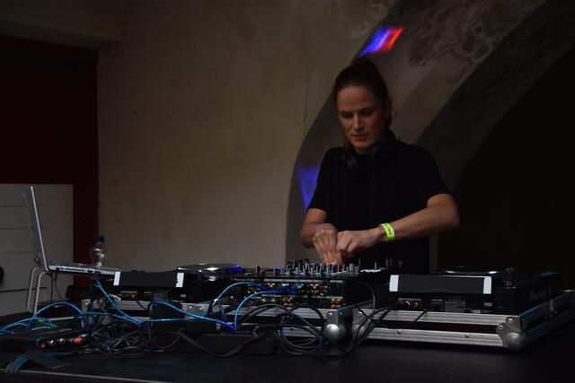 DJ Mollusque sorgte im Rathaus Innenhof für gute Stimmung und flotte Beats. | Foto: Kendlbacher