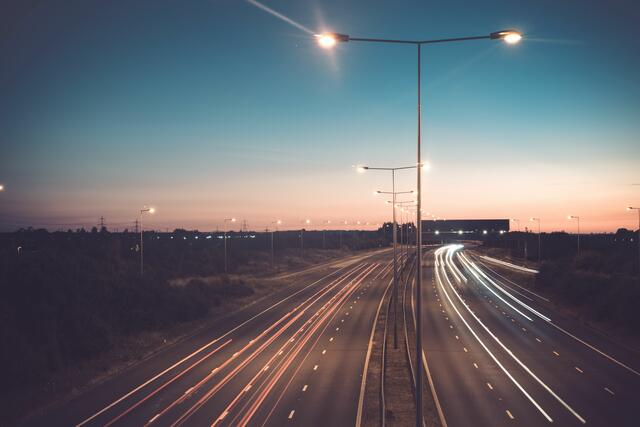 Die Diskussionen rund um die Forderung von Tempo 100 für Verbrenner auf Österreichs Autobahnen reißen nicht ab | Foto: Unsplash