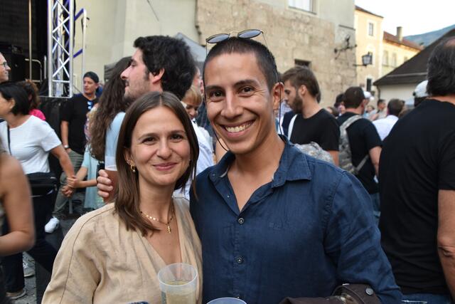 Sabrina und Emmanuel ließen sich das Haller Stadtfest nicht entgehen.  | Foto: Kendlbacher