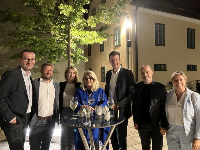 Bürgermeister Christian Macho (3.v.r.) in kulturell interessierter Gesellschaft, u.a. mit Anneliese Kraus (Mitte) und Werner Kosa (l.) | Foto: Stockmann