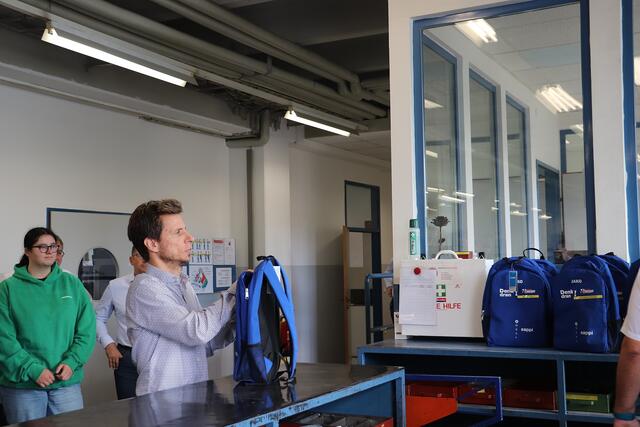 Human Resources Manager Gert Franthal  überreichte die Rucksäcke an die Lehrlinge, darunter auch zwei auszubildende Papiertechnikerinnen.  | Foto: Edith Ertl