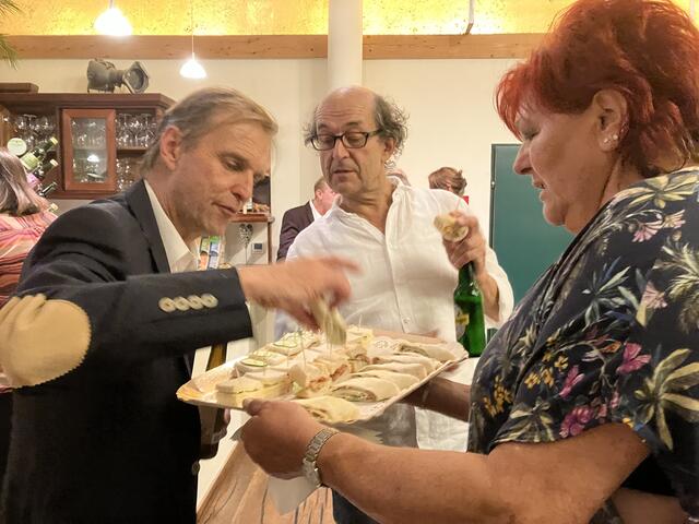 Leopold Dallinger (Weinberl) und Georg Kusztrich (Zangerl) stärken sich nach der Aufführung. Maskenbildnerin Jolanta Kögerl serviert Süßes vom Tratschcafé | Foto: Stockmann