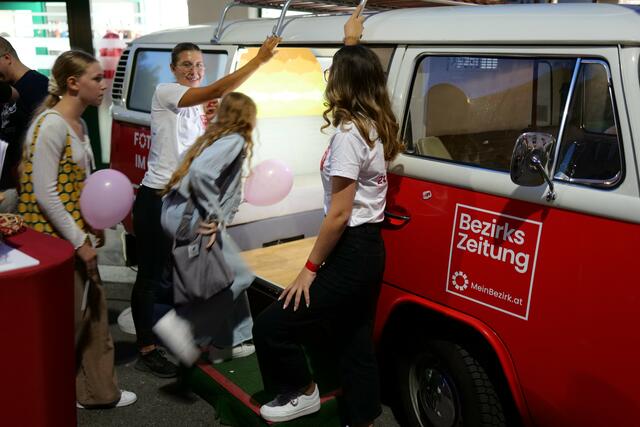 Die BezirksZeitung war natürlich mit dabei: In unserem Foto-Bulli konnte sich jeder und jede seine eigene Titelseite mit nach Hause nehmen. | Foto: Max Spitzauer/RMW