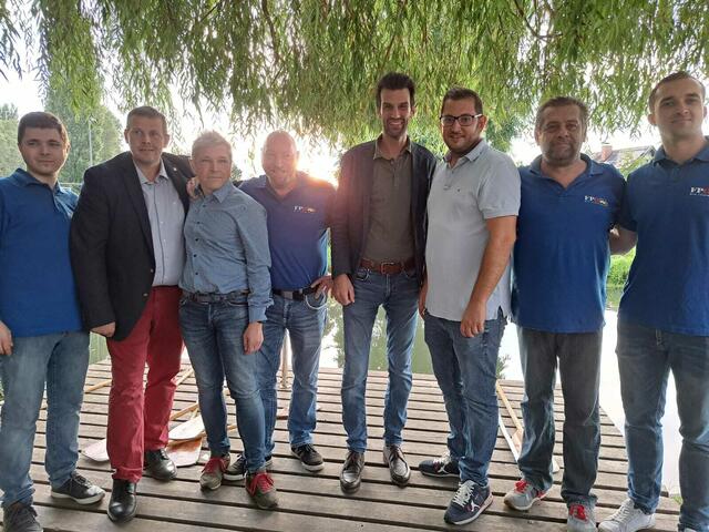 Udo Landbauer (5.v.l.) mit Philipp Gerstenmayer (3.v.r.) und der STadt- und Bezirks-FPÖ-Mannschaft. | Foto: Winkler