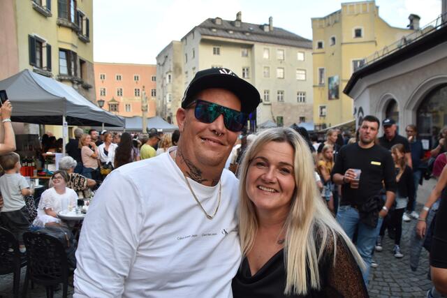 Patrick Lackner (Romediwirt Thaur) und Sylvia sind vom neuen Haller Stadtfest begeistert. | Foto: Kendlbacher