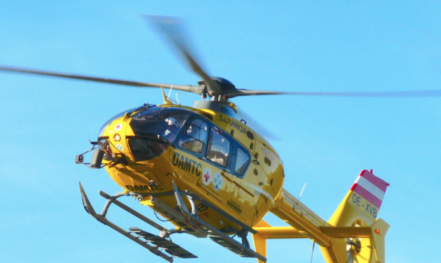 57-jährige Österreicherin verletzte sich bei Holzarbeiten. Sie wurde ins KH Zams geflogen. Sie verletzte sich dabei unbestimmten Grades. | Foto: ÖAMTC/Symbolbild