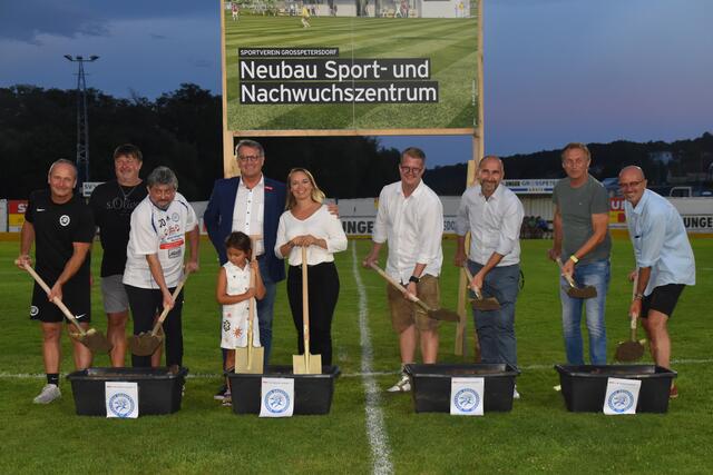 Der Spatenstich fürs neue Sport- und Nachwuchszentrum ist erfolgt. | Foto: Michael Strini