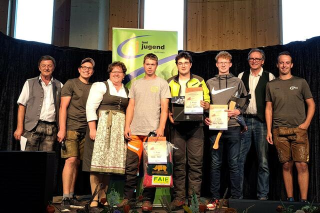 Die ersten drei (mitte) beim Bezirksforstbewerb der Landjugend | Foto: Eva Reindl
