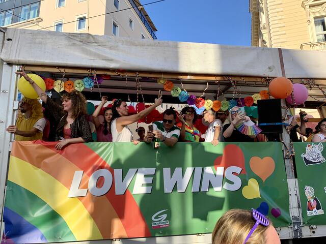 Mit einer Botschaft im Gepäck und am Truck zelebrierte man alle Facetten der Toleranz unter dem Vorzeichen des Regenbogens. | Foto: Bettina Fleiss