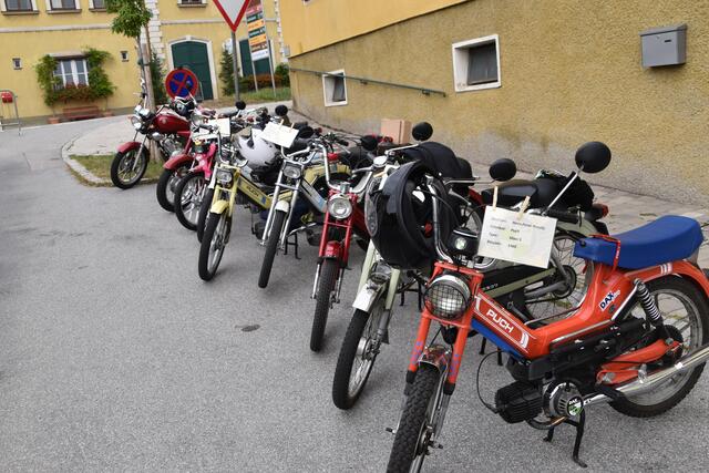 Die Oldtimer wurden stolz präsentiert.  | Foto: Stefan Schneider