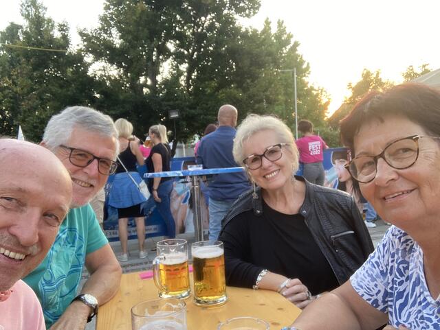 Was für ein Fest zum Sommerschluss am 1. September? Hi. von li. n. re.: Karl und Inge Hütter sowie den "Timi`s" hast besonders gefallen.