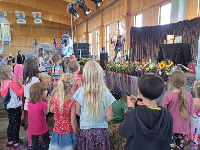Paul Sommersguter begeisterte das Publikum mit seiner Zaubershow und lies die jungen Zuschauer staunen. | Foto: Eva Reindl