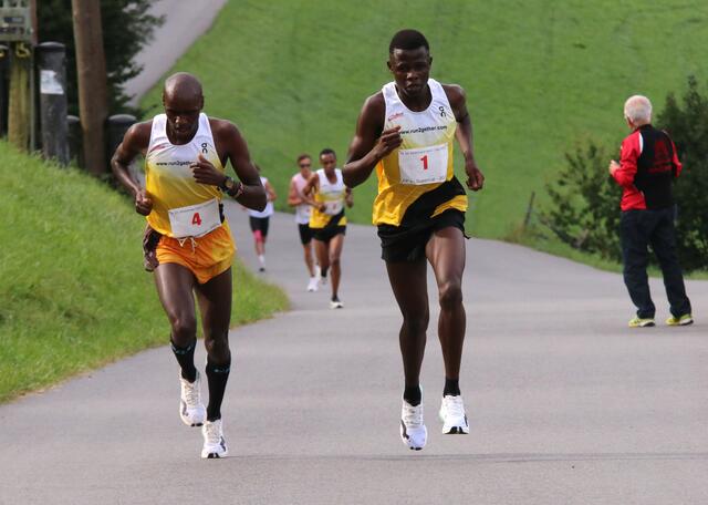 Kenia-Doppelsieg durch Julius Kariba Njeri (Nr. 4) und Ephantus Mwangi Ephantus Njeri. | Foto: Habison