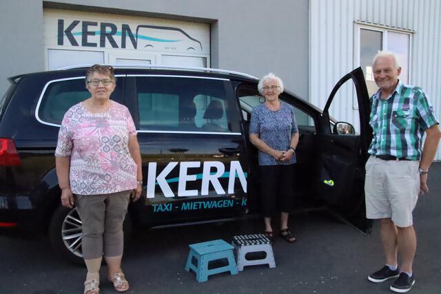 Ältere wie Helga und Herta, die sich mit dem Gehen schwer tun, werden mit dem neuen Landes-Sammeltaxi nun nicht mehr direkt abgeholt, so wie es mit dem Zickental-Taxi von Reinhold Kern der Fall war. | Foto: Martin Wurglits