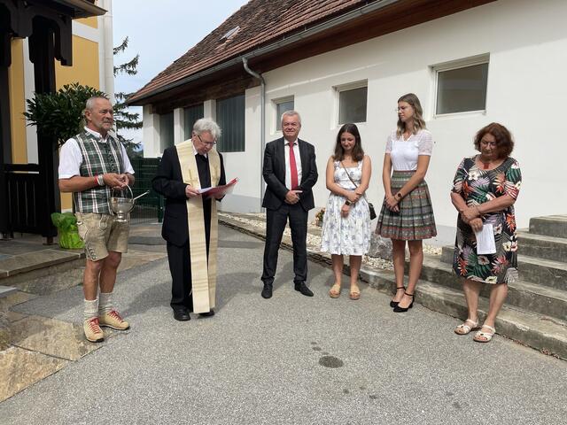 Pfarrer Karl Stieglbauer vor der Segnung. | Foto: Susanne Veronik