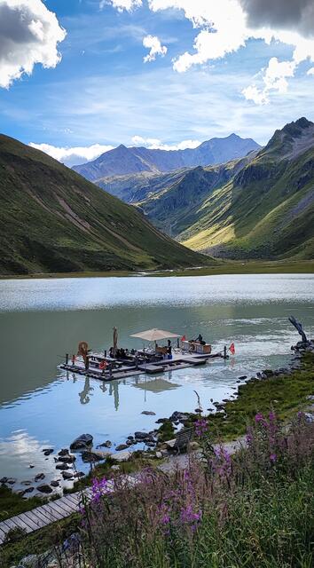 Dreimal in der Woche werden Floßfahrten am Rifflsee angeboten. | Foto: Pitztaler Bergbahnen