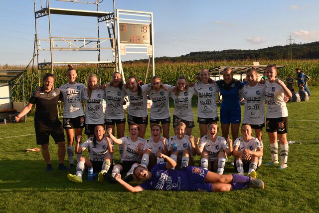 Die Spielerinnen der SPG Südburgenland 1b/TSV Hartberg freuen sich über den ersten Saisonsieg. | Foto: Michael Strini