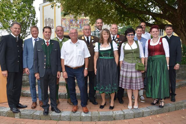 Bgm. Peter Neger (l.), Vizebürgermeisterin Brigitte Heiserer (2.v.r.) und Gemeindekassier Franz Zehenthofer (r.) gratulieren den Geehrten beim Festakt zu 50 Jahre Markterhebung Wettmannstätten. | Foto: Johann Jos