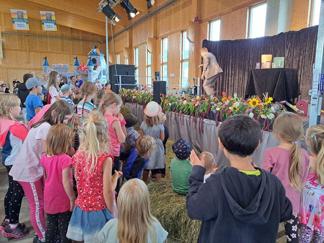 Paul Sommersguter begeisterte vor allem das junge Publikum mit seinen fantastischen Zaubertricks | Foto: Eva Reindl