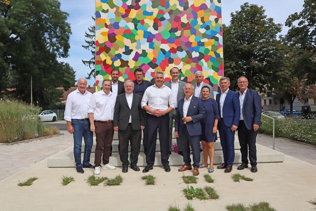 Ein Foto mit dem scheidenden Stadtpfarrer Friedrich Weingartmann ließ sich Bundeskanzler Karl Nehammer nicht nehmen. | Foto: Schmidt