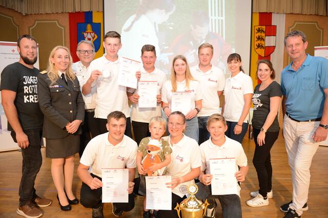 Die Sieger des Silber-Bewerbs. Zu den ersten Gratulanten gehörte auch der Ehrenpräsident des Roten Kreuzes Peter Ambrozy. | Foto: Rotes Kreuz