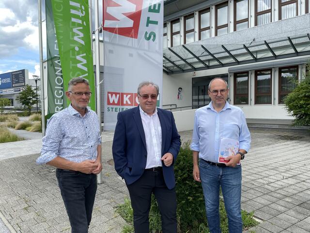 Bernhard Stranzl, Vinzenz Harrer und Andreas Schlemmer vor der Wirtschaftskammer-Regionalstelle Weiz. | Foto: RegionalMedien Steiermark/Barbara Vorraber