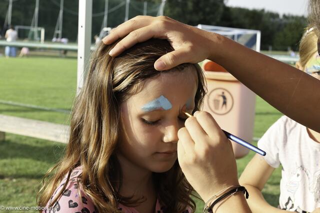 Hannah läßt sich ein Einhorn schminken. | Foto: cinemotion - Ivanek
