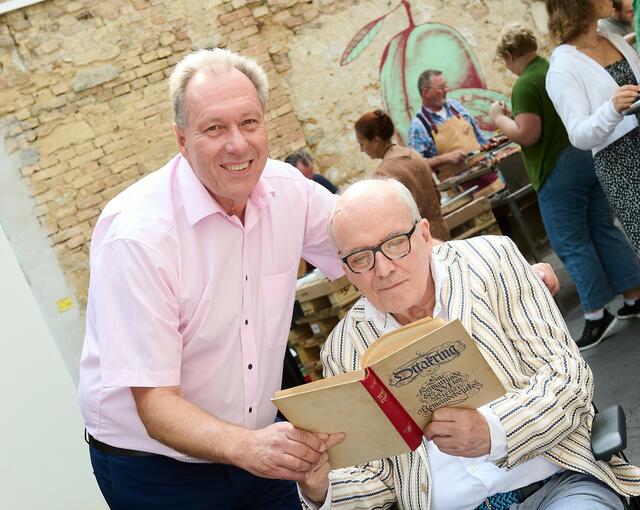 Bezirksvorsteher Franz Prokop (SPÖ) gratulierte Hans Staud zum 75. Geburtstag. | Foto: BV16