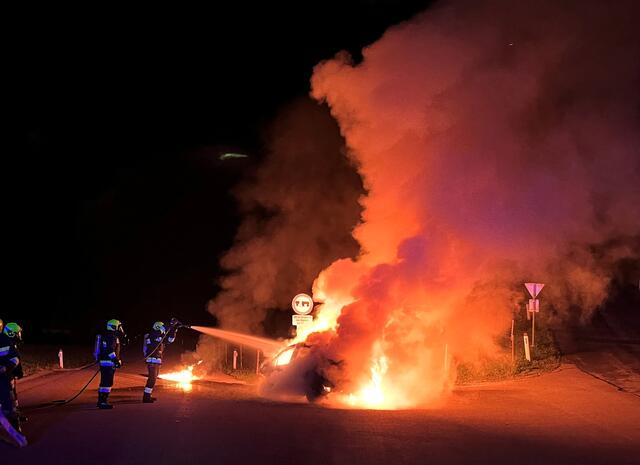 Fahrzeugbrand in Opponitz in der Nacht. | Foto: Bfdko Amstetten