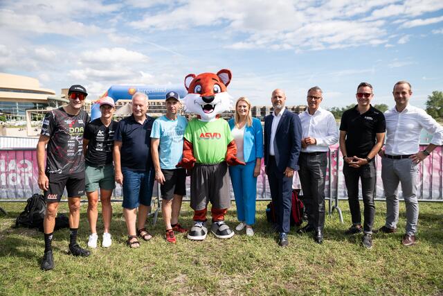 Landesrätin Daniela Winkler, ASVÖ Burgenland Präsident Robert Zsifokovits, Geschäftsführer der St. Martins Therme &amp; Lodge Klaus Hoffmann und Daniel Döller, Organisator des Austria Triathlons eröffneten den Kindernachmittag feierlich. | Foto: Scheitl