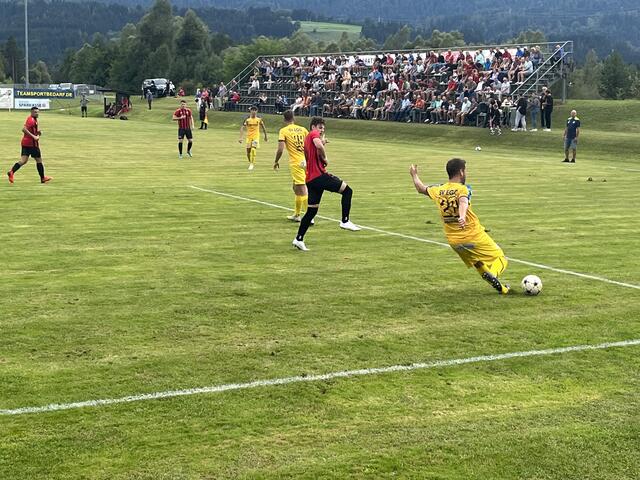 Egg (gelbes Trikot)  konnte das Derby gegen Nötsch gewinnen und läuft als Tabellenführer gegen Faak auf.  | Foto: Skina/KK