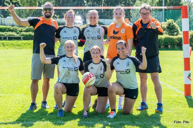 Jubel bei den Münzbacher Faustballerinnen, die zum Auftakt in der 2. Bundesliga zwei Siege feierten. | Foto: Josef Pils