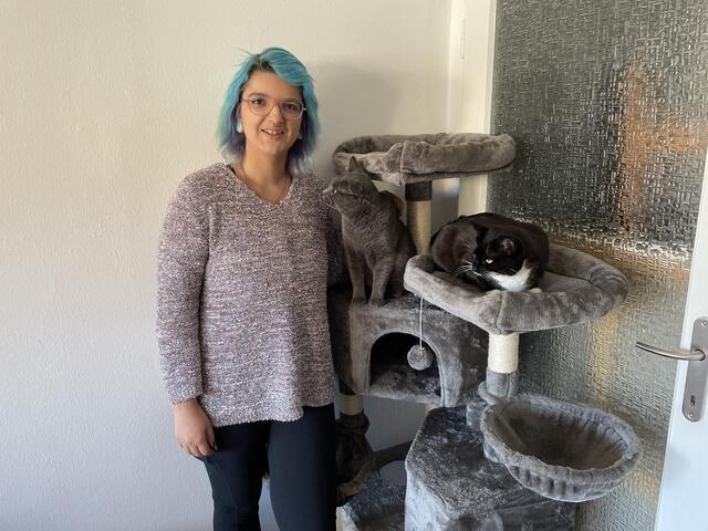Ein tolles Team aus St. Pölten: Caro Fegerl mit Kater Zeke und ihrer Katze Cherie.  | Foto: Tanja Handlfinger