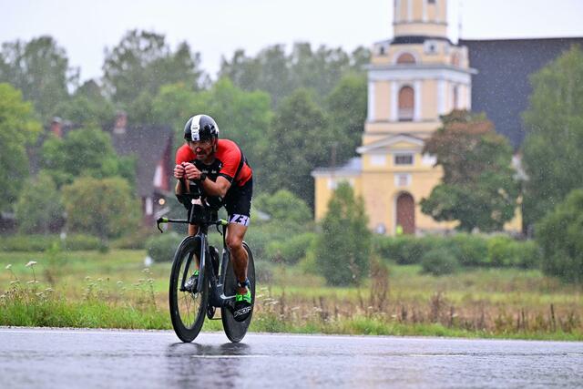 90 Kilometer Radfahren bei strömendem Regen war nur eine Etappe beim Ironman 70.3, die der Welser Gerald Will bestreiten musste.