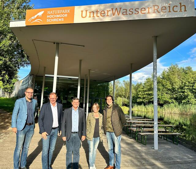 Geschäftsführer Thomas Kainz, Nationalratsabgeordneter Rudolf Silvan, Bürgermeister Peter Müller, Geschäftsführerin Christiane Mader, Sebastian Bohrn Mena (Stiftung Común). | Foto: Naturpark Hochmoor Schrems