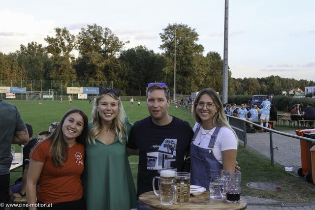 Gemeinderätin Miriam Haschka mit Freuden Sophie, Manfred und Michelle aus Schwechat. | Foto: cinemotion - Ivanek