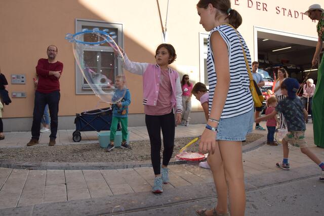 Beim Seifenblasen Workshop konnten sich die Kids austoben.  | Foto: Patricia Hillinger