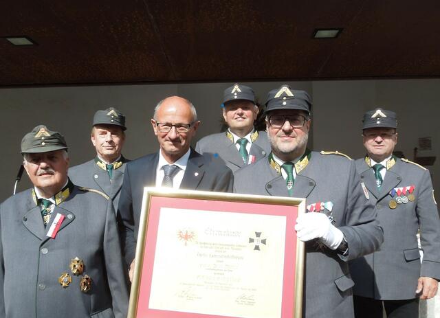 LH Mattle mit den TKB-Vorstandsmitgliedern: TKB-Ehrenpräsident und Ehren-Bezirksobmann Hermann Hotter, Landesschriftführer Walter Hohenauer, Vizepräsident Roman Burgstaller, Präsident Franz Xaver Gruber und Vizepräsident Gerhard Schreder (v. li.).  | Foto: TKB