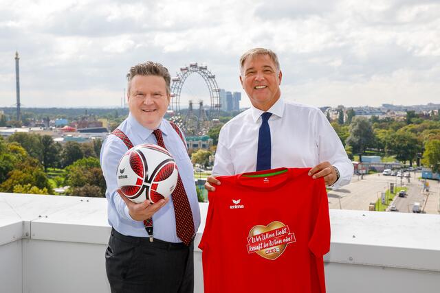 Team Politik-Kapitän Michael Ludwig (SPÖ) und Kapitän von Team Wirtschaft, Walter Ruck. | Foto: WKW/Florian Wieser