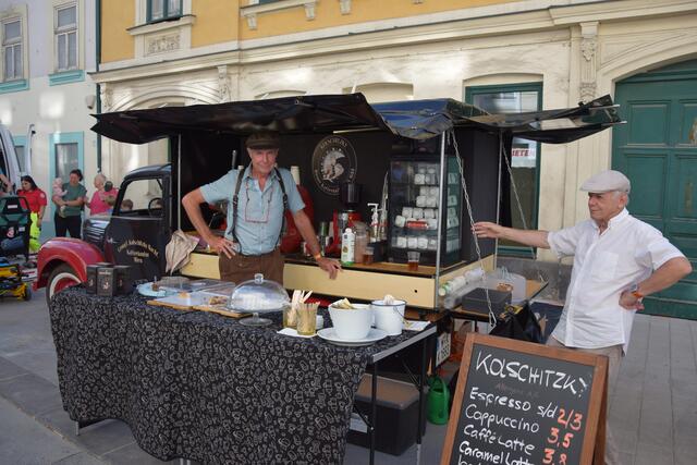 Rüdiger Eggers (li.) mit seinem Coffee Truck.  | Foto: Patricia Hillinger