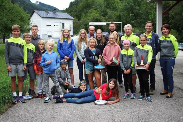 ahlreiche Kinder und Jugendliche nahmen in diesem Jahr das Angebot zum Kennenlernen des Stocksportes durch das Betreuerteam des Winter-Sommersportvereins in Anspruch. | Foto: WSG/Stephan Schönberger