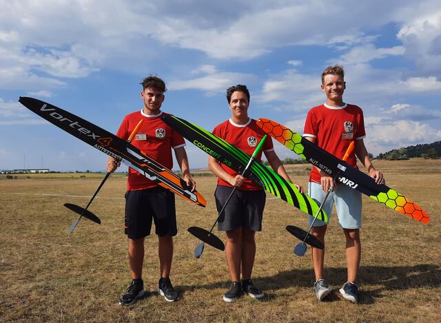 Von links: Simon Walcher, Christian Brandner und Luca Brudermann bildeten das österreichische Juniorenteam bei der Weltmeisterschaft für ferngesteuerte Modellsegelflugzeuge.
