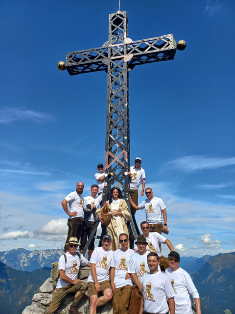 Die stolzen Mühlviertler mit ihrer "Sissi" auf dem Gipfel der Katrin in Bad Ischl. | Foto: Wegerer